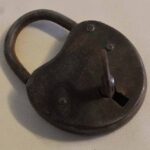 Candados pequeños. Eran utilizados para asegurar armarios y puertas / Small padlocks. They were used to secure cabinets and doors