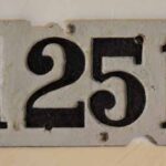 Placa numeradora de kilometraje. Progresiva 1251. Ferrocarril Trasandino / Mileage number plate. Progressive 1251. Trasandino Railway