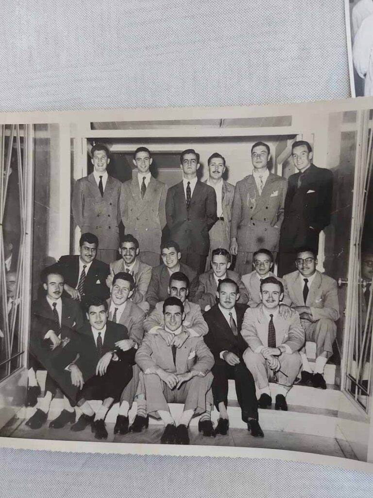 Promoción de la Facultad de Medicina de la Universidad Nacional de Cuyo a la que perteneció el doctor Santiago Zizzias (sentado a la derecha, con lentes).