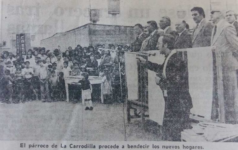 La Gloria Párroco de Carrodilla bendiciendo las viviendas frente al palco oficial. “Entregaron 218 viviendas en el barrio La Gloria.”(Los Andes, 31 de marzo de 1979)