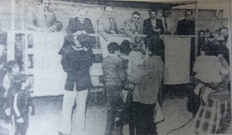 La Gloria Vecinosen la ceremonia de entrega de viviendas. (Los Andes, 28 de julio de 1979)