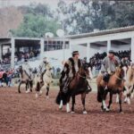 Desfile en el Hipódromo de Mendoza (27_07_01). Autor desconocido. Fotografía, 88 x 150 mm. Archivo B+M_