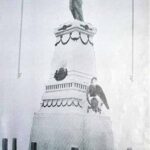 Monumento a Tomás Godoy Cruz, realizado por David Godoy en 1924 e inaugurado por el gobernador Carlos W. Lencinas (s.d). Autor desconocido. Reproducción sobre papel ilustración, 200 x 285 mm. Archivo B+M_