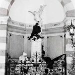 Mausoleo donde reposa el corazón de Antonio Tomba, Valdagno, Italia (s.d). Autor desconocido. Fotografía, 118 x 179 mm. Archivo B+M_