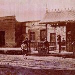 Parada del Tranvía, Kiosco en San Martín y Tucumán de Godoy Cruz (c 1920). Autor desconocido. Reproducción de copia de periódico sobre papel ilustración, 200 x 300 mm. Archivo B+M.