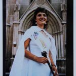 Reina Departamental_ Adriana García Alonso, coronada en 1987 (s.d). Autor desconocido. Reproducción sobre papel fotográfico, 88 x 126 mm. Archivo B+M_
