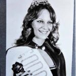 Reina Nacional_ María Elena Vallejos, coronada en 1979 (s.d). Autor desconocido. Reproducción sobre papel fotográfico, 88 x 126 mm. Archivo B+M_