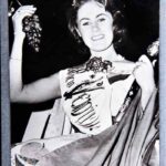 Reina Nacional_ Norma Nassivera, coronada en 1965 (s.d). Autor desconocido. Reproducción sobre papel fotográfico, 88 x 126 mm. Archivo B+M_