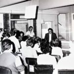 Reunión de pre-adjudicatarios del Barrio de Empleados Municipales (04_1985). Autor desconocido. Fotografía, 118 x 180 mm. Archivo B+M