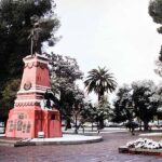 Serie Plaza Godoy Cruz_ Vista del monumento a Tomás Godoy Cruz, un día de invierno (2001). Autor desconocido. Fotografía, 121 x 184 mm. Archivo B+M_