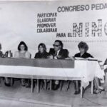 Tuninetti en la apertura de una reunión del Congreso Pedagógico Nacional, a su izquierda Elena Giordano de la Rosa y a su derecha Blanca _Beba_ Tomba (1984). Autor desconocido. Fotografía, 84 x 117 mm. Gentileza