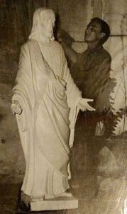 02 Hugo Leytes esculpiendo. Archivo fotográfico Flia. Leytes