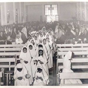 Interior de la capilla con gente.Fuente_ Archivo fotográfico del Colegio Compañía de María