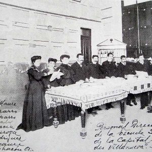 Avelino Maure y personal de la Escuela N°1 de Mendoza, luego Arístides Villanueva, en 1905.