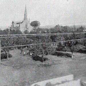 Iglesia de San Vicente hacia 1915. Fuente: Archivo de Fotografía Histórica, FFyL, UNCUYO.
