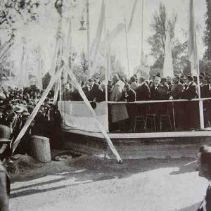 Acto de colocación de la piedra fundamental del monumento a Tomás Godoy Cruz (1910). Fuente: Álbum del Centenario. Provincia de Mendoza, 1910.