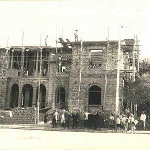 Casa departamental de Godoy Cruz en construcción. Fuente: Archivo MUVI.